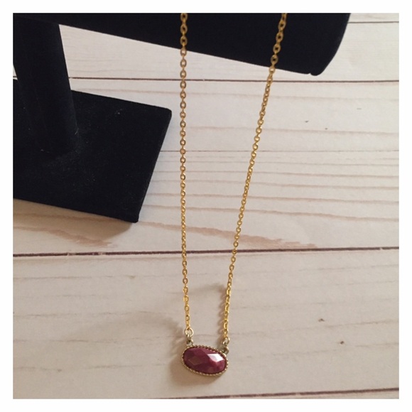 Red/Merlot Pendant With Goldtone Chain - Picture 2 of 2